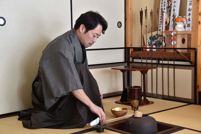 立て膝 茶道