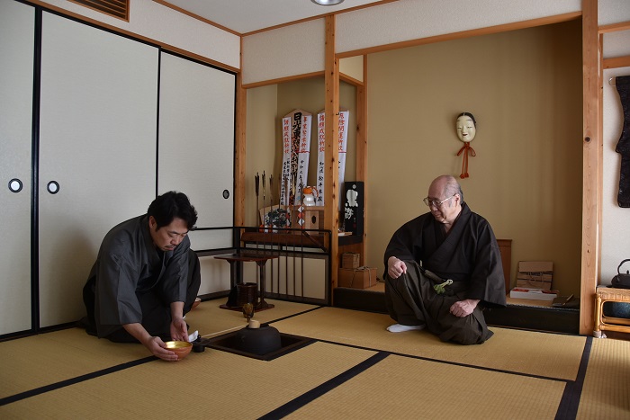 立て膝 茶道
